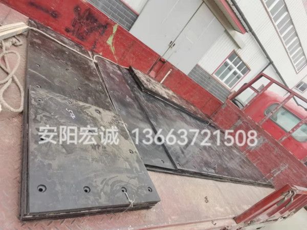 自卸車(chē)車(chē)底滑板發(fā)貨南寧，安陽(yáng)宏誠(chéng)自卸車(chē)車(chē)底滑板卸車(chē)沒(méi)煩惱！